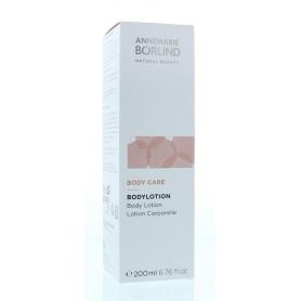 Radiant skin concealer medium 03 van Lavera